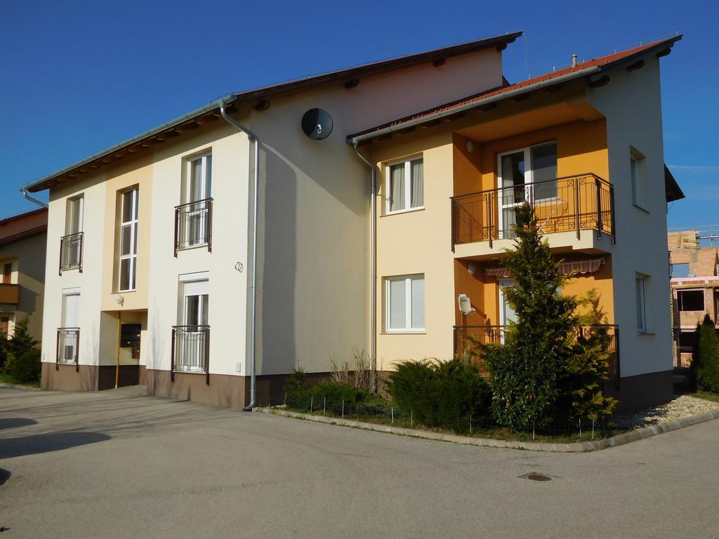Jade Apartment Hegykő Екстериор снимка