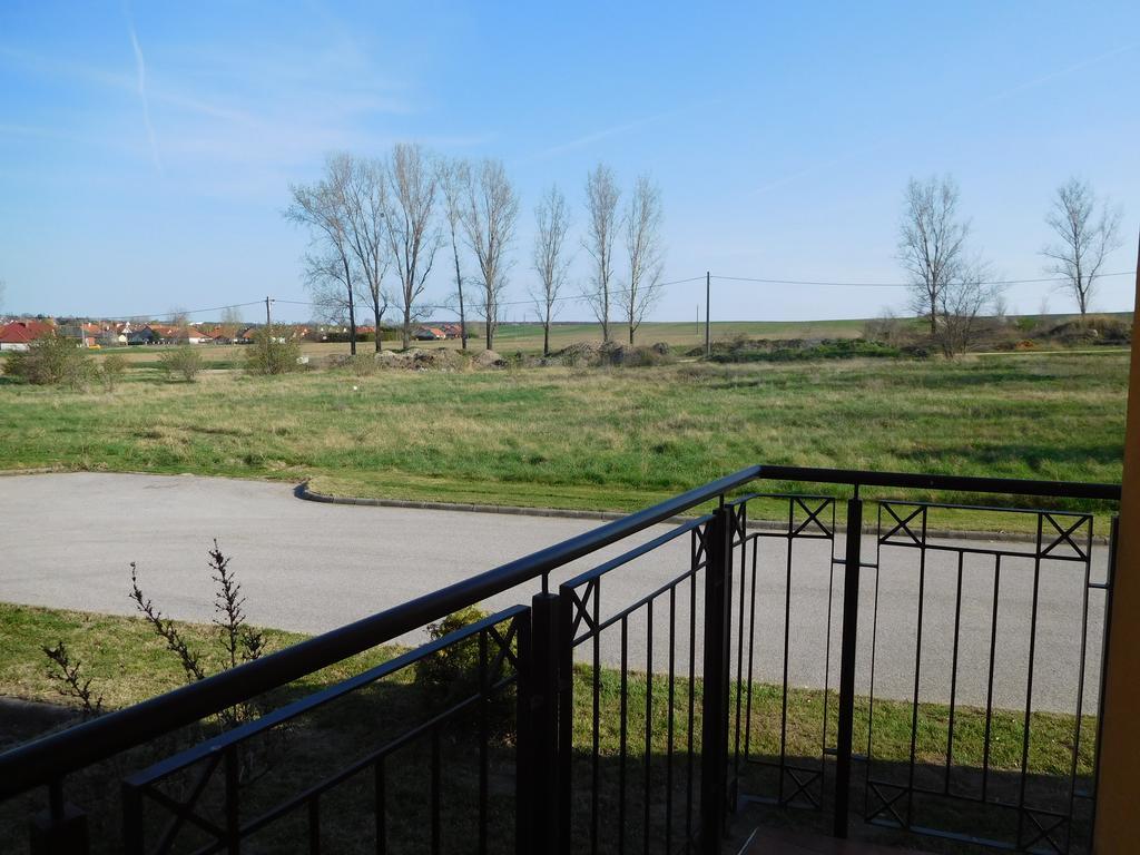 Jade Apartment Hegykő Екстериор снимка